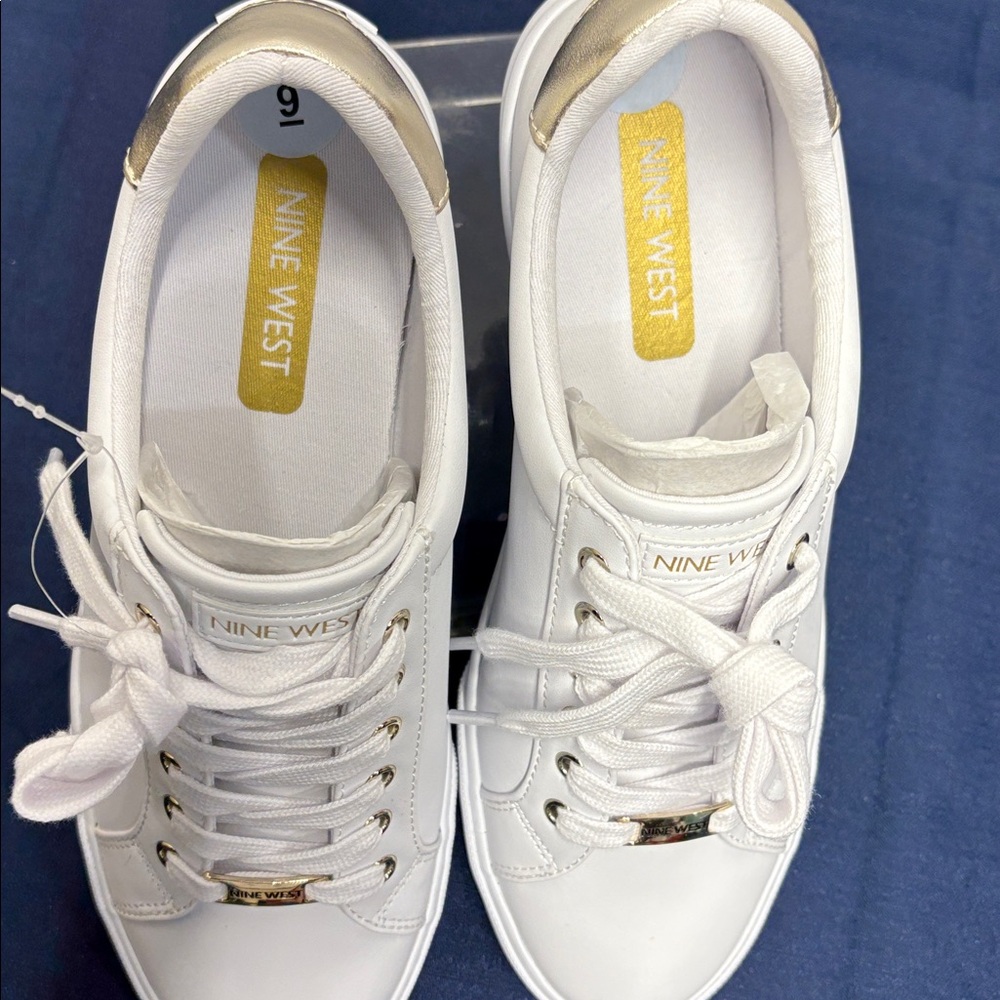 NEW Nine West Women's Classic White Sneakers size 9 lace up shoes - Picture 9 of 9